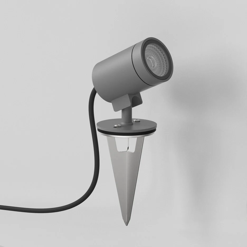 The Bayville Spike spot light features a sleek, modern design with cylindrical body and round base with spike for outdoor in-ground installation. Made from steel in a textured grey finish. The no driver version is complete with an integrated 8.1W LED lamp in 3000K (warm white).