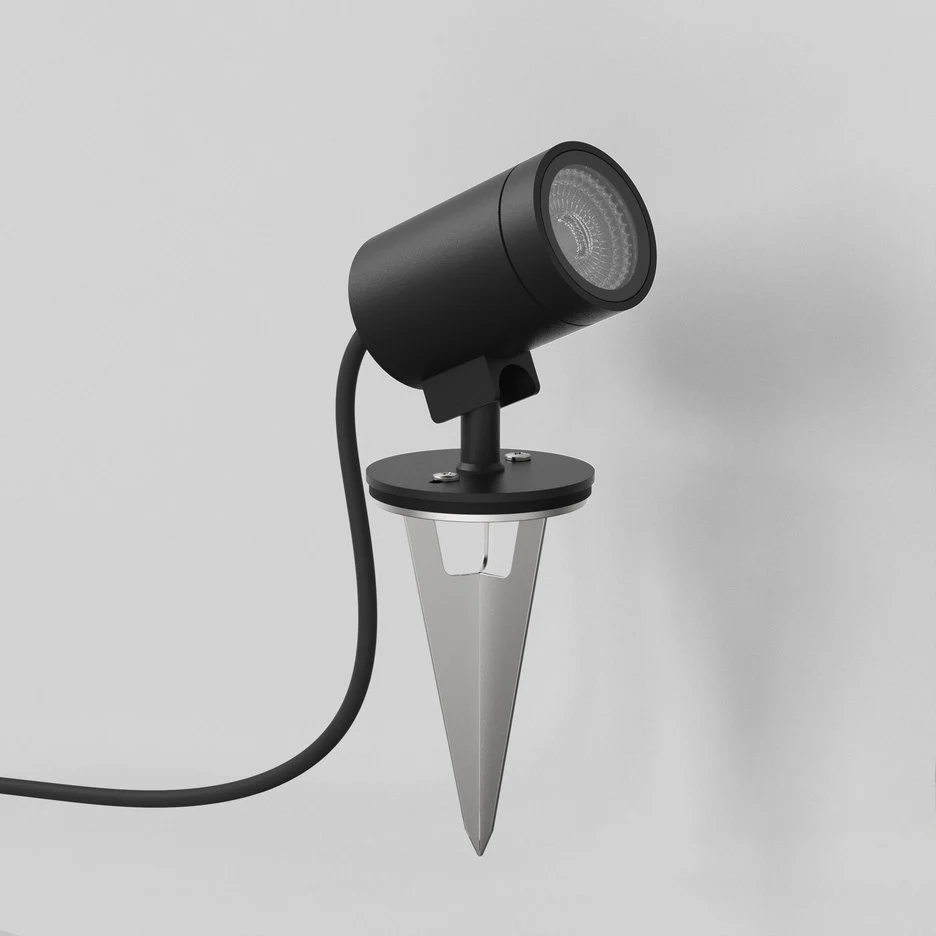 The Bayville Spike spot light features a sleek, modern design with cylindrical body and round base with spike for outdoor in-ground installation. Made from steel in a textured black finish. The no driver version is complete with an integrated 8.1W LED lamp in 3000K (warm white).