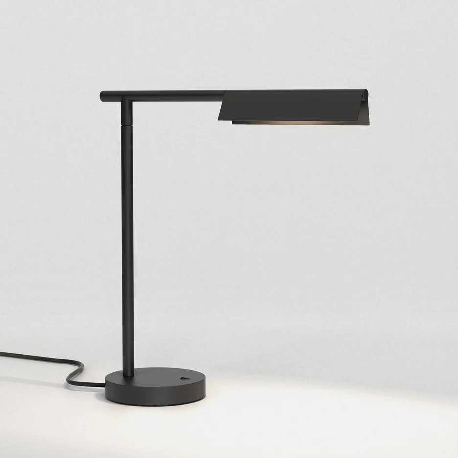 The Fold table light features a modern, sleek design with a 90° angle and rectangular folded metal shade available in a matt black finish. The integrated 4.7W LED with a colour temperature of 2700K (warm white).